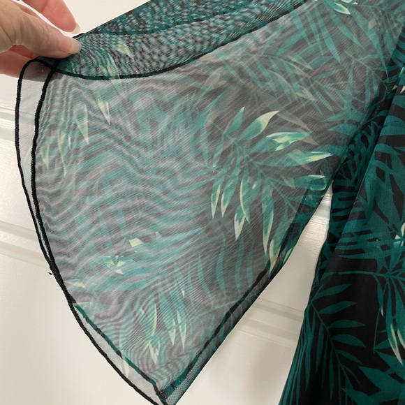 Chic Green Leaf Print Women's Blouse - Picture 3 of 4